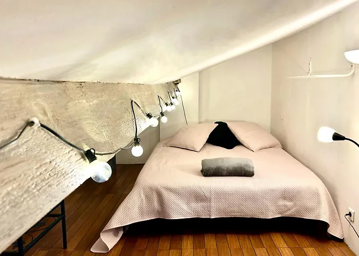 Lovely & Cozy Duplex Heart Of Nice With Bathtub!